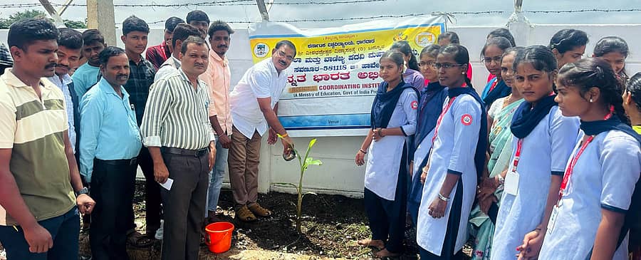 ಸವಣೂರು ಪಟ್ಟಣದ ಕೀರ್ತಿ ಪದವಿ ಮಹಾ ವಿದ್ಯಾಲಯದ ಆವರಣದಲ್ಲಿ ಶುಕ್ರವಾರ ಏರ್ಪಡಿಸಿದ್ದ ವಿಶ್ವ ಪರಿಸರ ದಿನಾಚರಣೆ ಹಾಗೂ ವನ ಮಹೋತ್ಸವ ಕಾರ್ಯಕ್ರಮವನ್ನು ವೀರಭದ್ರೇಶ್ವರ ವಿದ್ಯಾಸಂಸ್ಥೆಯ ಸಂಸ್ಥಾಪಕ ಅಧ್ಯಕ್ಷ ಶಂಕರಗೌಡ ಪೊಲೀಸ್‌ಗೌಡ್ರ ಸಸಿ ನೆಡುವ ಮೂಲಕ ಉದ್ಘಾಟಿಸಿದರು.