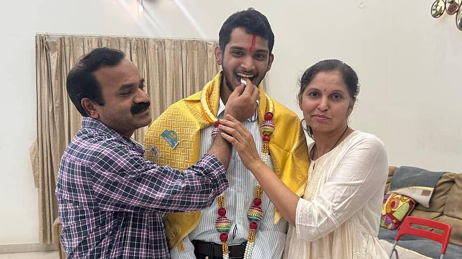 <div class="paragraphs"><p>ನೀಟ್‌ನಲ್ಲಿ ರಾಜ್ಯಕ್ಕೆ ಪ್ರಥಮ ಸ್ಥಾನ ಪಡೆದ ನಿಖಿಲ್ ಸೊನ್ನದಗೆ ಪಾಲಕರಾದ ಡಾ. ಸಿದ್ದಪ್ಪ ಸೊನ್ನದ ಮತ್ತು ಡಾ. ಮೀನಾಕ್ಷಿ ಸೊನ್ನದ ಸಿಹಿ ತಿನ್ನಿಸಿ ಅಭಿನಂದಿಸಿದರು</p></div>