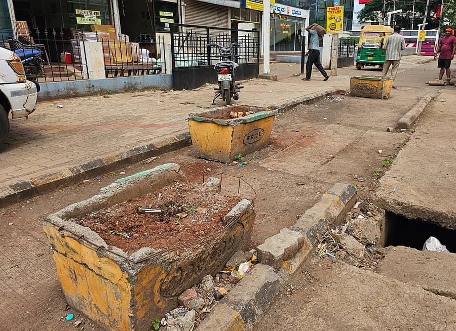 ಬೆಳಗಾವಿಯ ನೆಹರೂ ನಗರದ ಕನ್ನಡ ಭವನ ಮುಂದೆ ಇರಿಸಿದ ಹೂವಿನ ಕುಂಡ ಒಡೆದಿದೆ   ಪ್ರಜಾವಾಣಿ ಚಿತ್ರ:ಏಕನಾಥ ಅಗಸಿಮನಿ