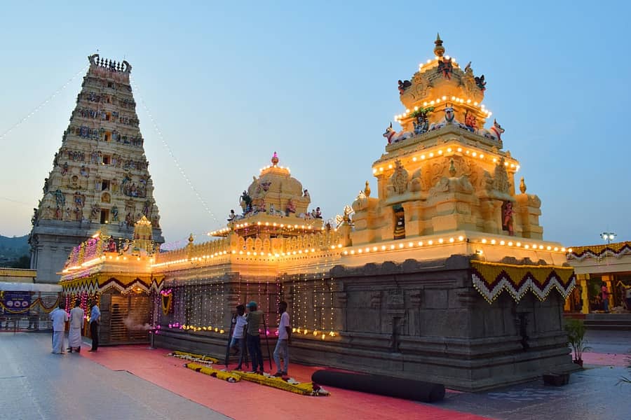 ಹನೂರು ತಾಲ್ಲೂಕಿನಲ್ಲಿರುವ ಪ್ರಸಿದ್ಧ ಮಲೆ ಮಹದೇಶ್ವರ ದೇವಸ್ಥಾನ