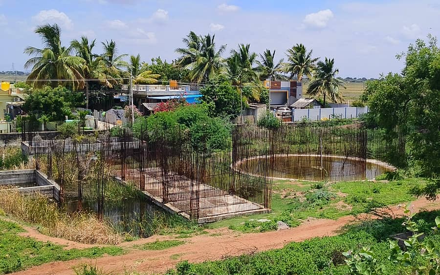 ತೆಕ್ಕಲಕೋಟೆ ಪಟ್ಟಣದ ದೇವಿನಗರದ ಕುಡಿಯುವ ನೀರಿನ ಕೆರೆಯ ಬಳಿ ನಿರ್ಮಿಸಲಾದ 24x7 ಅರೆಬರೆ ಕಾಮಗಾರಿಯಿಂದ ನೆಲ ಬಿಟ್ಟು ಮೇಲೇಳದ ನೀರಿನ ಟ್ಯಾಂಕ್ ಮತ್ತು ತೊಟ್ಟಿ