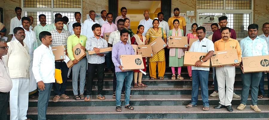 ಮೊಳಕಾಲ್ಮುರಿನಲ್ಲಿ ಗ್ರಾಮ ಆಡಳಿತಾಧಿಕಾರಿಗಳಿಗೆ ಶಾಸಕ ಎನ್.ವೈ. ಗೋಪಾಲಕೃಷ್ಣ ಲ್ಯಾಪ್‌ಟ್ಯಾಪ್‌ ವಿತರಿಸಿದರು