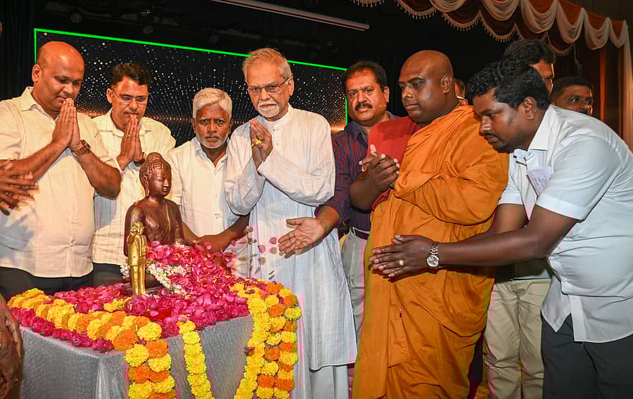 ಸಿ.ಎನ್. ತಿಪ್ಪೇಸ್ವಾಮಿ, ಡಿ. ಶಿವಶಂಕರ್, ಮೂಡ್ನಾಕೂಡು ಚಿನ್ನಸ್ವಾಮಿ, ಮಹಾದೇವಯ್ಯ ಕಲ್ಲಾರೆಪುರ, ನ್ಯಾನಲೋಕ ಭಂತೇಜಿ ಅವರು ಡಾ. ಬಿ.ಆರ್. ಅಂಬೇಡ್ಕರ್ ಮತ್ತು ಬುದ್ಧ ಪ್ರತಿಮೆಗೆ ಪುಷ್ಪನಮನ ಸಲ್ಲಿಸಿದರು.
ಪ್ರಜಾವಾಣಿ ಚಿತ್ರ