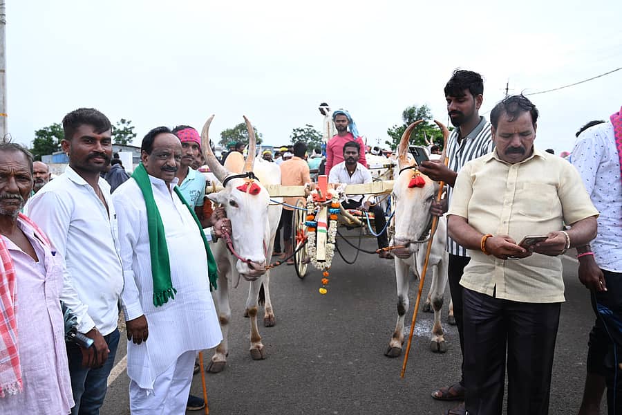 ನವಲಗುಂದದಲ್ಲಿ ಜೋಡಿ ಎತ್ತುಗಳ ಚಕ್ಕಡಿ ಓಡಿಸುವ ಸ್ಪರ್ಧೆಗೆ ಶಾಸಕ ಎನ್.ಎಚ್. ಕೋನರಡ್ಡಿ ಚಾಲನೆ ನೀಡಿದರು