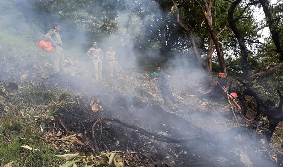 <div class="paragraphs"><p>ಉತ್ತರಾಖಂಡದ  ಕೇದಾರನಾಥ ದೇಗುಲದ ಬಳಿ ಹೆಲಿಕಾಪ್ಟರ್‌ ಪತನಗೊಂಡಿರುವ ದೃಶ್ಯ</p></div>