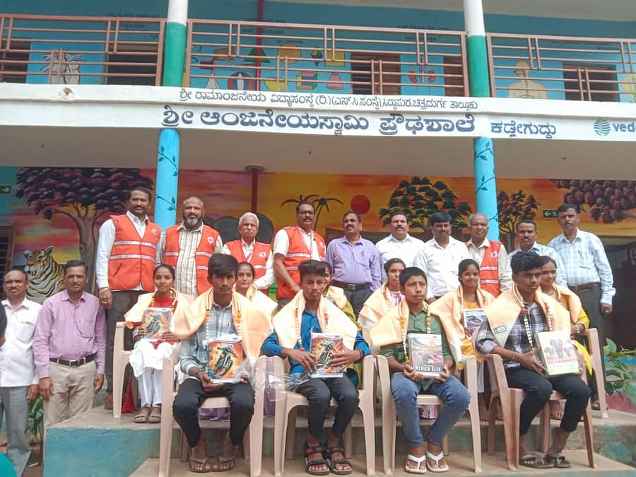 ಸಿರಿಗೆರೆ ಸಮೀಪದ ಕಡ್ಲೇಗುದ್ದು ಆಂಜನೇಯ ಪ್ರೌಢಶಾಲೆಯ ವಿದ್ಯಾರ್ಥಿಗಳನ್ನು ಗೌರವಿಸಲಾಯಿತು
