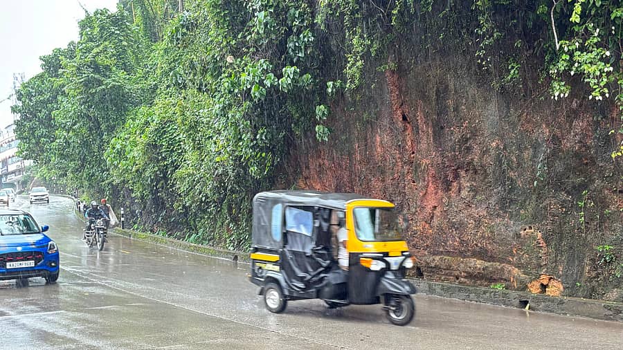 ಮಣಿಪಾಲದ ಸಿಂಡಿಕೇಟ್ ಸರ್ಕಲ್ನಿಂದ ಲಕ್ಷ್ಮೀಂದ್ರ ನಗರದ ಕಡೆಗೆ ಹೋಗುವ ರಸ್ತೆಯ ಮೇಲ್ಭಾಗದ ಗುಡ್ಡದಲ್ಲಿ ಬಿರುಕು ಕಾಣಿಸಿಕೊಂಡಿರುವುದು
ಪ್ರಜಾವಾಣಿ ಚಿತ್ರ: ಉಮೇಶ್ ಮಾರ್ಪಳ್ಳಿ