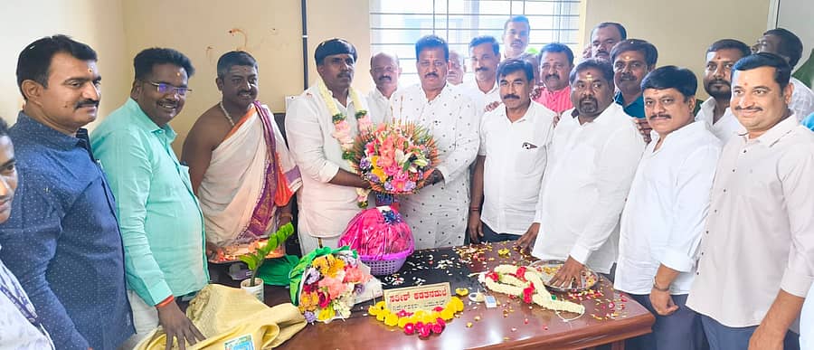 ಬಮೂಲ್‌ ಬೆಂಗಳೂರು ಉತ್ತರಕ್ಷೇತ್ರದ ನೂತನ ನಿರ್ದೇಶಕರಾಗಿ ಅಧಿಕಾರ ವಹಿಸಿಕೊಂಡ ಸತೀಶ್‌ ಕಡತನಮಲೆ ಅವರಿಗೆ ಶಾಸಕ ಎಸ್‌.ಆರ್‌.ವಿಶ್ವನಾಥ್‌ ಶುಭ ಕೋರಿದರು.  