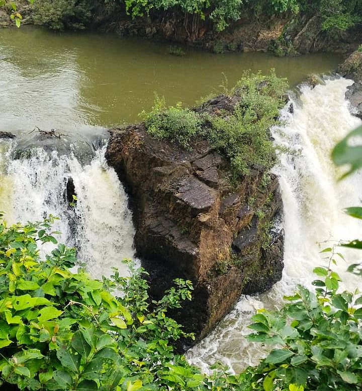 ರಟ್ಟೀಹಳ್ಳಿ ತಾಲ್ಲೂಕು ಮದಗ ಮಾಸೂರು ಕೆರೆ ತುಂಬಿ ನಿರ್ಸಗದ ಮಡಿಲಲ್ಲಿ ಜಲಪಾತ ಸೃಷ್ಟಿಯಾಗಿದ್ದು, ಪ್ರವಾಸಿಗರನ್ನು ಆಕರ್ಷಿಸುತ್ತಿದೆ.