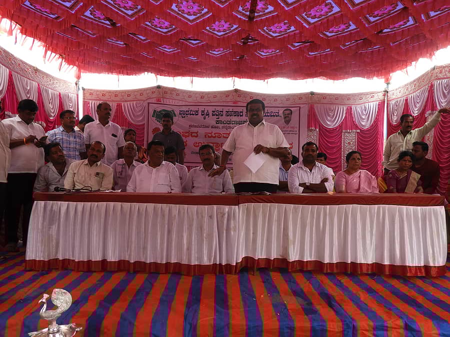 ಶ್ರವಣಬೆಳಗೊಳ ಹೋಬಳಿಯ ಕಾಂತರಾಜಪುರದಲ್ಲಿ ನೂತನ ಪ್ರಾಥಮಿಕ ಕೃಷಿ ಪತ್ತಿನ ಸಹಕಾರ ಸಂಘದ ಆಡಳಿತ ಕಚೇರಿ ಕಟ್ಟಡದ ಉದ್ಘಾಟಿಸಿದ ಶಾಸಕ ಸಿ.ಎನ್.ಬಾಲಕೃಷ್ಣ ಮಾತನಾಡಿದರು