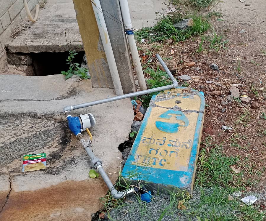 ಹಳೇಬೀಡಿನ ಹೊಯ್ಸಳ ಬಡಾವಣೆಯಲ್ಲಿ ಮುರಿದು ಬಿದ್ದಿರುವ ಜೆಜೆಎಂ ಯೋಜನೆಯ ನಳ