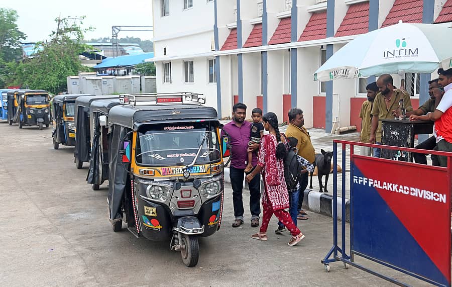 ಮಂಗಳೂರಿನ ಜಂಕ್ಷನ್ ರೈಲು ನಿಲ್ದಾಣದಲ್ಲಿನ ಪ್ರೀ ಪೇಯ್ಡ್ ರಿಕ್ಷಾ ಕೌಂಟರ್ : ಪ್ರಜಾವಾಣಿ ಚಿತ್ರ : ಫಕ್ರುದ್ದೀನ್ ಎಚ್.