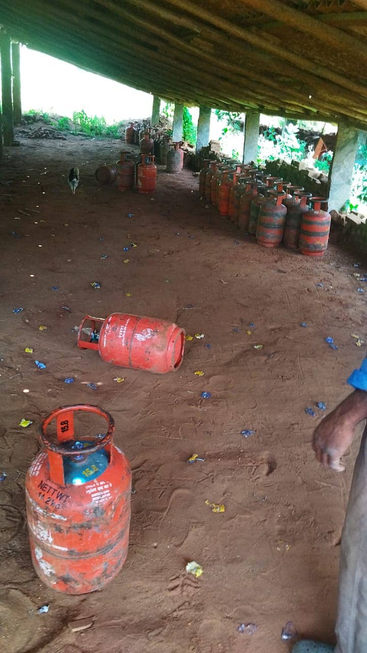 ಕನಕಪುರ ಹರಿಹರ ಇಟ್ಟಿಗೆ ಫ್ಯಾಕ್ಟರಿಯಲ್ಲಿ ಅಕ್ರಮವಾಗಿ ಸಂಗ್ರಹಿಸಿದ್ದ ಸಿಲಿಂಡರ್ಗಳು