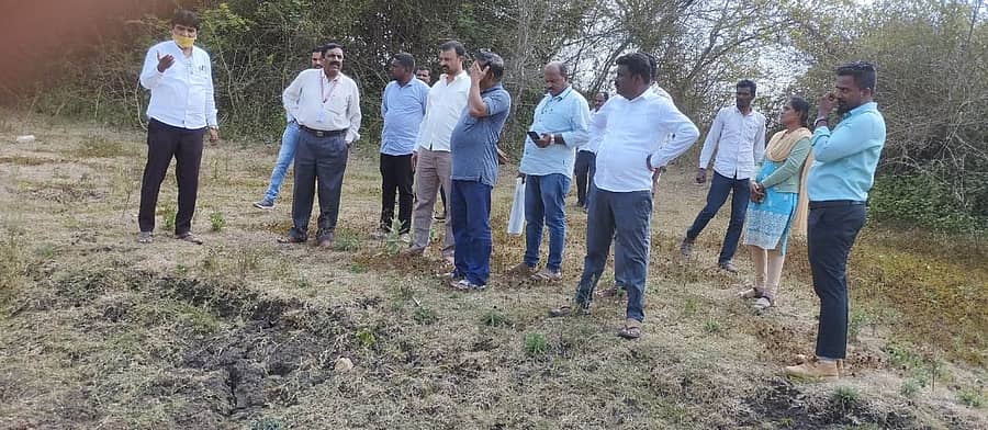 ಹುಣಸೂರು ತಾಲ್ಲೂಕಿನ ಚಿಲ್ಕುಂದ ಗ್ರಾಮ ಪಂಚಾಯಿತಿ ನರೇಗಾ ಯೋಜನೆಯಲ್ಲಿ ಅಕ್ರಮ ನಡೆದಿರುವ ದೊಡ್ಡಕೆರೆಗೆ ಭೇಟಿ ನೀಡಿದ್ದ ತನಿಖಾಧಿಕಾರಿಗಳ ತಂಡ (ಸಂಗ್ರಹ ಚಿತ್ರ)