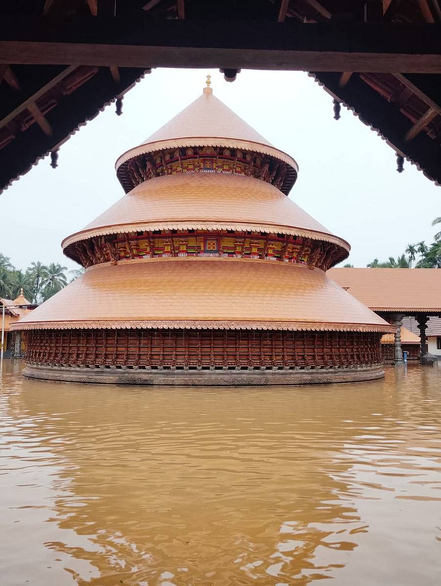 <div class="paragraphs"><p>ಕಾಸರಗೋಡಿನ ಮಧೂರು ದೇವಾಲಯ ಸೋಮವಾರ ಜಲಾವೃತಗೊಂಡಿರುವುದು</p></div>