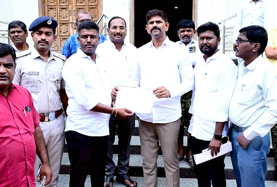 ಕುರುಗೋಡಿನ ತಹಶೀಲ್ದಾರ್ ಕಚೇರಿಯಲ್ಲಿ ಶಾಸಕ ಜೆ.ಎನ್.ಗಣೇಶ್ ಡಿಜಟಲೀಕರಣಗೊಂಡ ಭೂ ದಾಖಲೆಗಳನ್ನು ಸೋಮವಾರ ಸಾರ್ವಜನಿಕರಿಗೆ ವಿತರಿಸಿದರು