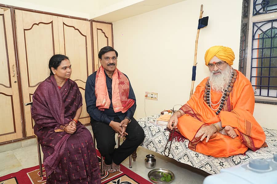 ಗಂಗಾವತಿ ಜಯನಗರದಲ್ಲಿ ಕೇದಾರ ಪೀಠದ ಭೀಮಾಶಂಕರಲಿಂಗ ಶಿವಾಚಾರ್ಯ ಸ್ವಾಮೀಜಿಯನ್ನು ರೆಡ್ಡಿ ದಂಪತಿ ಭೇಟಿ ಮಾಡಿ, ಆಶೀರ್ವಾದ ಪಡೆದರು