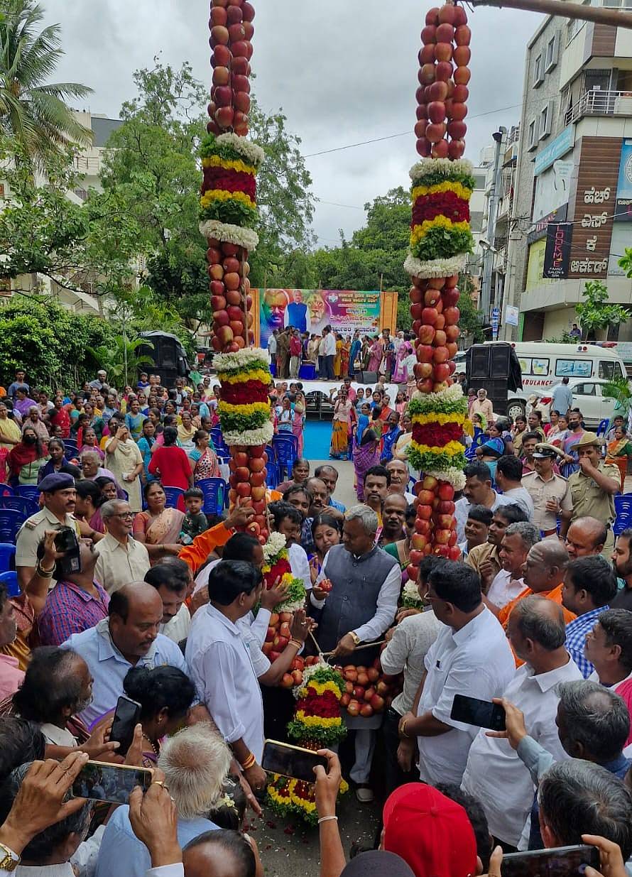 ಕಾರ್ಮಿಕರ ಸಮಾವೇಶದಲ್ಲಿ ವಿವಿಧ ಸಂಘಟನೆಯ ಮುಖಂಡರು ಎಸ್.ಟಿ. ಸೋಮಶೇಖರ್ ಅವರಿಗೆ ಸೇಬಿನ ಹಾರ ಹಾಕಿದರು