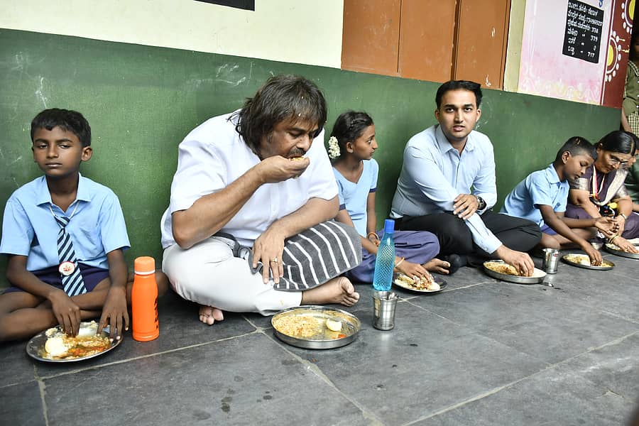 ಬಳ್ಳಾರಿಯ ಪಟೇಲ್ ನಗರ ಬಡಾವಣೆಯ ಸರ್ಕಾರಿ ಮಾದರಿ ಹಿರಿಯ ಪ್ರಾಥಮಿಕ ಶಾಲೆಗೆ ಸೋಮವಾರ ಭೇಟಿ ನೀಡಿದ ಸಚಿವ ಮಧು ಬಂಗಾರಪ್ಪ ಮತ್ತು ಜಿಲ್ಲಾ ಪಂಚಾಯಿತಿ ಸಿಇಒ ಮೊಹಮದ್ ಹ್ಯಾರಿಸ್ ಸುಮೇರ್ ಅವರು ವಿದ್ಯಾರ್ಥಿಗಳ ಜೊತೆ ಊಟ ಮಾಡಿದರು.
ಪ್ರಜಾವಾಣಿ ಚಿತ್ರ: ಮುರಳಿಕಾಂತ ರಾವ್