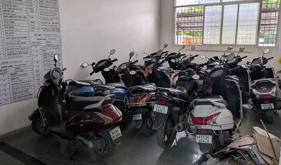 ಪ್ರಾದೇಶಿಕ ಸಾರಿಗೆ ಇಲಾಖೆಯ ಅಧಿಕಾರಿಗಳು ವಶಪಡಿಸಿಕೊಂಡಿರುವ ಬೈಕ್‌ ಟ್ಯಾಕ್ಸಿಗಳು