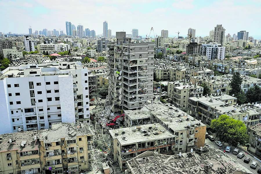 <div class="paragraphs"><p>ಇಸ್ರೇಲ್‌ನ ಬ್ಯಾಟ್‌ ಯಾಮ್‌ನ ಜನವಸತಿ ಪ್ರದೇಶದ ಮೇಲೆ ಇರಾನ್‌ ಕ್ಷಿಪಣಿ ದಾಳಿ ಬಳಿಕ ಕಟ್ಟಡಗಳು ನಾಶಗೊಂಡಿವೆ&nbsp;</p></div>