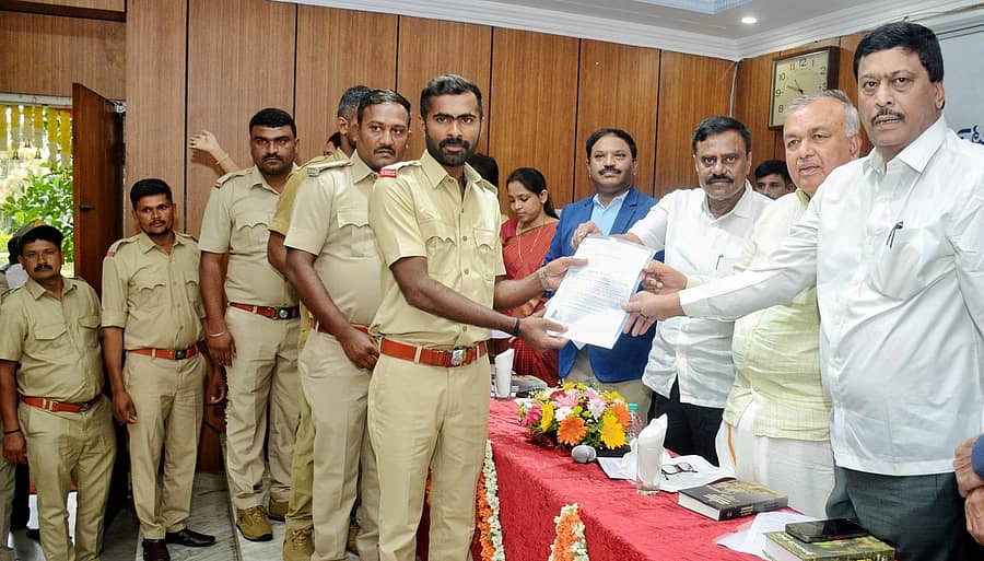 ರಾಮಲಿಂಗಾರೆಡ್ಡಿ ಅವರು ಸಾಂಕೇತಿಕವಾಗಿ 51 ಚಾಲಕ ಕಂ ನಿರ್ವಾಹಕ ಅಭ್ಯರ್ಥಿಗಳಿಗೆ ನೇಮಕಾತಿ ಆದೇಶ ಪತ್ರ ವಿತರಿಸಿದರು. ಎಸ್.ಆರ್. ಶ್ರೀನಿವಾಸ್, ನಿಗಮದ ಉಪಾಧ್ಯಕ್ಷ ಮೊಹಮ್ಮದ್ ರಿಜ್ವಾನ್ ನವಾಬ್ ಉಪಸ್ಥಿತರಿದ್ದರು
ಪ್ರಜಾವಾಣಿ ಚಿತ್ರ