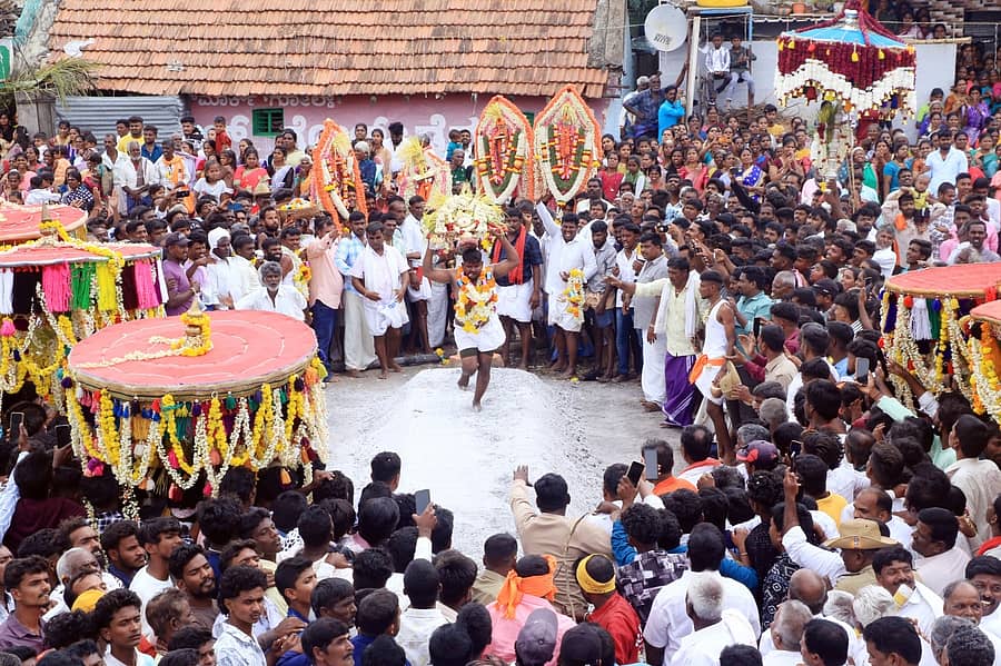 ಮಂಗಳವಾರ ಕಾಳಮ್ಮ, ಗುಂಟಮ್ಮ ಹಾಗೂ ಮಂಟೇಸ್ವಾಮಿ ಕೊಂಡೋತ್ಸವ ವಿಜೃಂಭಣೆಯಿಂದ ನೆರವೇರಿತು