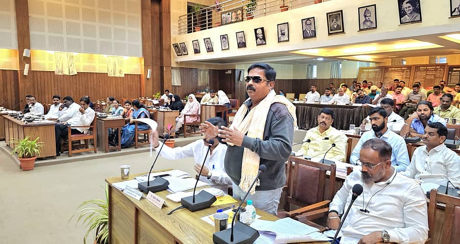 <div class="paragraphs"><p>ಬೆಳಗಾವಿ ಮಹಾನಗರ ಪಾಲಿಕೆ ಸಭಾಂಗಣದಲ್ಲಿ ಮಂಗಳವಾರ ನಡೆದ ಪರಿಷತ್‌ ಸಭೆಯಲ್ಲಿ ಶಾಸಕ ಅಭಯ ಪಾಟೀಲ ಮಾತನಾಡಿದರು</p></div>