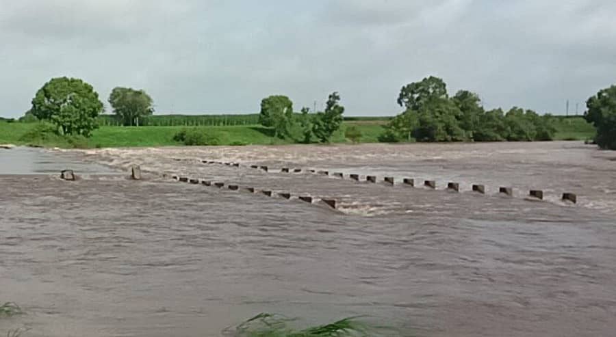 <div class="paragraphs"><p>ದೂಧಗಂಗಾ ನದಿಗೆ ನಿರ್ಮಿಸಿದ ಚಿಕ್ಕೋಡಿ ತಾಲ್ಲೂಕಿನ ಮಲಿಕವಾಡ– ದತ್ತವಾಡ ಸೇತುವೆ ಸೋಮವಾರ ರಾತ್ರಿಯಿಂದ ಜಲಾವೃತಗೊಂಡಿದ್ದು, ಕರ್ನಾಟಕ– ಮಹಾರಾಷ್ಟ್ರ ನಡುವಿನ ಸಂಚಾರ ಸ್ಥಗಿತಗೊಂಡಿದೆ</p></div>