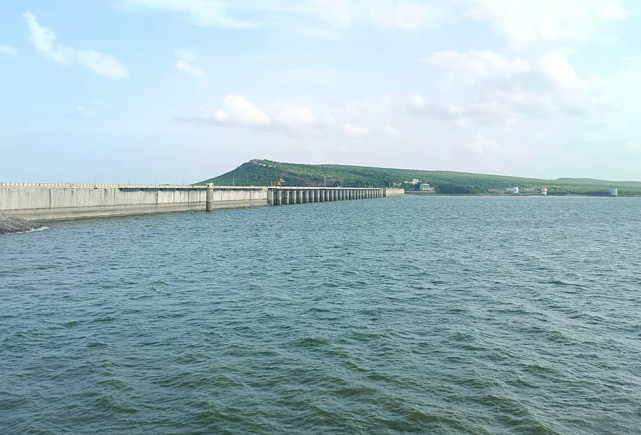 ಆಲಮಟ್ಟಿ ಜಲಾಶಯದ ಹಿನ್ನೀರಿನ ಮಂಗಳವಾರದ ದೃಶ್ಯ