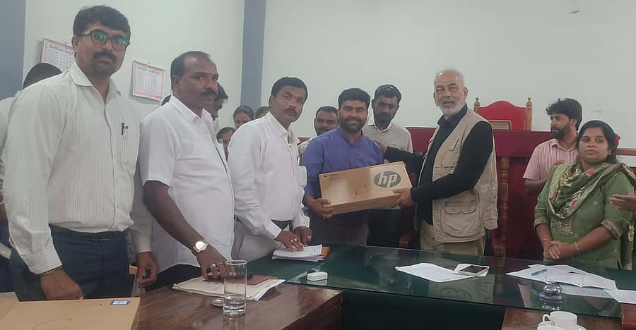 ಅರಕಲಗೂಡಿನಲ್ಲಿಸೋಮವಾರ ಶಾಸಕ ಎ. ಮಂಜು ಗ್ರಾಮಆಡಳಿತಾಧಿಕಾರಿಗಳಿಗೆ ಲ್ಯಾಪ್ ಟ್ಯಾಪ್ ವಿತರಿಸಿದರು. ಕೆ.ಸಿ. ಸೌಮ್ಯ, ಸಿ.ಸ್ವಾಮಿ, ಕೆ. ಎಸ್. ಲೋಕೇಶ್ ಭಾಗವಹಿಸಿದ್ದರು.