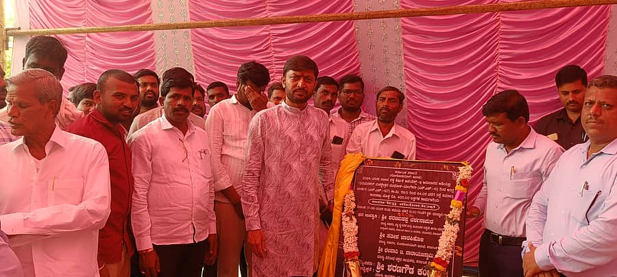 ಗುರುಮಠಕಲ್ ತಾಲ್ಲೂಕಿನ ಮಾಧ್ವಾರ ಗ್ರಾಮದಲ್ಲಿ ಮುಧೋಳ–ಯಲಗೇರಾ ಆಂಧ್ರ ಬಾರ್ಡ್‌ರವರೆಗೆ ₹4 ಕೋಟಿ ವೆಚ್ಚದ ರಸ್ತೆ ನಿರ್ಮಾಣ ಕಾಮಗಾರಿಗೆ ಶಾಸಕ ಶರಣಗೌಡ ಕಂದಕೂರ ಅಡಿಗಲ್ಲು ಪೂಜೆ ನೆರವೇರಿಸಿದರು