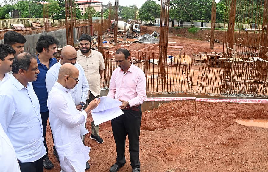 ಸಚಿವ ಡಾ. ಶರಣಪ್ರಕಾಶ ಪಾಟೀಲ್ ಅವರು ಮಂಗಳೂರಿನ ಮೇರಿಹಿಲ್ನಲ್ಲಿ ನಿರ್ಮಾಣವಾಗುತ್ತಿರುವ ರಾಜೀವಗಾಂಧಿ ಆರೋಗ್ಯ ವಿಶ್ವ ವಿದ್ಯಾನಿಲಯ ಪ್ರಾದೇಶಿಕ ಕಚೇರಿ ಕಟ್ಟಡ ಕಾಮಗಾರಿ ಪರಿಶೀಲಿಸಿದರು : ಪ್ರಜಾವಾಣಿ ಚಿತ್ರ