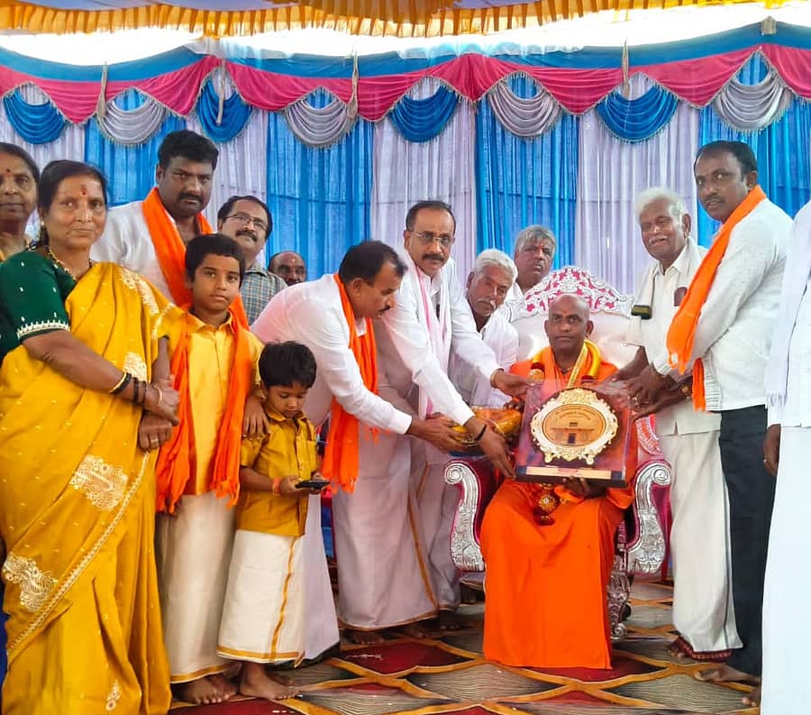 ಕೆ.ಆರ್.ಪೇಟೆ ತಾಲ್ಲೂಕಿನ ಬೂಕನಕೆರೆ ಗ್ರಾಮದಲ್ಲಿ ರಾಮಮಂದಿರದ ಲೋಕಾರ್ಪಣೆ ಸಮಾರಂಭದಲ್ಲಿ ವಿಶ್ವ ಒಕ್ಕಲಿಗರ ಮಹಾಸಂಸ್ಥಾನ ಮಠದ ಪೀಠಾಧಿಪತಿ ನಿಶ್ಚಲಾನಂದನಾಥ ಸ್ವಾಮೀಜಿ ಅವರನ್ನು ಭಕ್ತರು ಅಭಿನಂದಿಸಿದರು