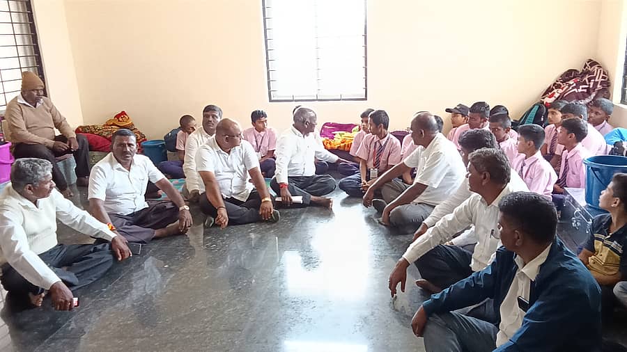 ನುಗ್ಗೇಹಳ್ಳಿ ಹೋಬಳಿಯ ಸೋಮವಾರ ಸಂತೆ ಬಳಿ ನೂತನವಾಗಿ ನಿರ್ಮಾಣಗೊಂಡಿರುವ ಮೊರಾರ್ಜಿ ದೇಸಾಯಿ ಬಾಲಕರ ಹಾಗೂ ಬಾಲಕಿಯರ ವಸತಿ ಶಾಲೆಗೆ ಜಿಲ್ಲಾ ವಿವಿಧ ದಲಿತ ಪರ ಸಂಘಟನೆಗಳ ಸದಸ್ಯರು ಭೇಟಿ ನೀಡಿ ಮಕ್ಕಳೊಂದಿಗೆ ಮಾತುಕತೆ ನಡೆಸಿದರು