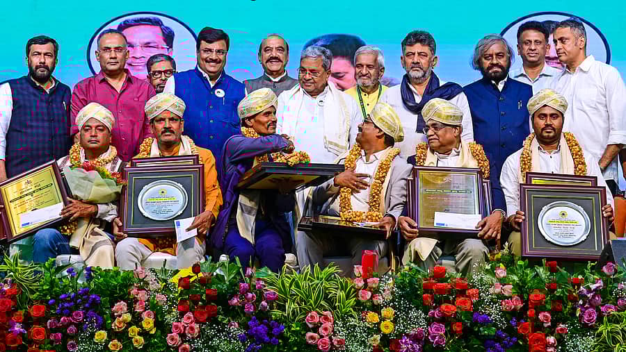 <div class="paragraphs"><p>ಸಿದ್ದರಾಮಯ್ಯ ಅವರು ‘ರಾಜ್ಯ ಪರಿಸರ ಪ್ರಶಸ್ತಿ’ಗಳನ್ನು ಪ್ರದಾನ ಮಾಡಿದರು. ಸಲೀಂ ಅಹಮದ್‌, ದಿನೇಶ್ ಗುಂಡೂರಾವ್, ಪಿ.ಎಂ.ನರೇಂದ್ರಸ್ವಾಮಿ, ಅಶೋಕ ಪಟ್ಟಣ, ಮೋಹನ್ ಕೊಂಡಜ್ಜಿ, ಡಿ.ಕೆ.ಶಿವಕುಮಾರ್, ಈಶ್ವರ ಬಿ. ಖಂಡ್ರೆ, ಡಾ.ಎಂ.ಸಿ. ಸುಧಾಕರ್‌, ಎ.ಎಸ್. ಪೊನ್ನಣ್ಣ ಉಪಸ್ಥಿತರಿದ್ದರು</p></div>