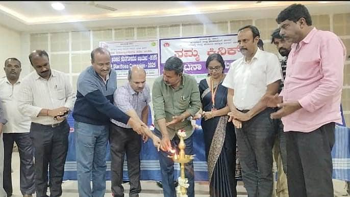 ಆಲೂರು ಅಂಬೇಡ್ಕರ್ ಭವನದಲ್ಲಿ ನಮ್ಮ ಕ್ಲಿನಿಕ್ ಆಸ್ಪತ್ರೆ ಹಾಗೂ ಅತಿಸಾರ ಭೇದಿ ನಿಯಂತ್ರಣ ಅಭಿಯಾನ ಕಾರ್ಯಕ್ರಮವನ್ನು ಶಾಸಕ ಸಿಮೆಂಟ್ ಮಂಜು ಹಾಗೂ ಗಣ್ಯರು  ಉದ್ಘಾಟಿಸಿದರು 