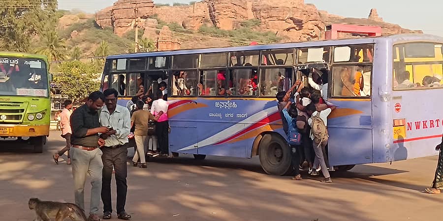 ಬಾದಾಮಿ ಬಸ್ ನಿಲ್ದಾಣದಲ್ಲಿ ನಿತ್ಯ ಬಸ್ಸಿಗೆ ಜೋತು ಬಿದ್ದು ಹೋಗುವ ವಿದ್ಯಾರ್ಥಿಗಳು.