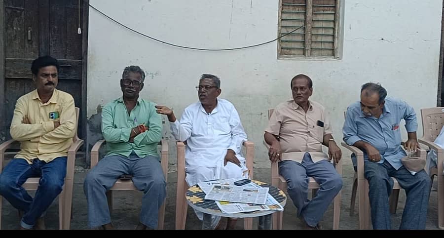 ಹುನಗುಂದದ ಗಚ್ಚಿನಮಠದಲ್ಲಿ ನಡೆದ ಚಿಂತನ ಮಂಥನ ಸಭೆಯಲ್ಲಿ ಪಟ್ಟಣದ ಮಹಾಂತಯ್ಯ ಗಚ್ಚಿನಮಠ ಮಾತನಾಡಿದರು