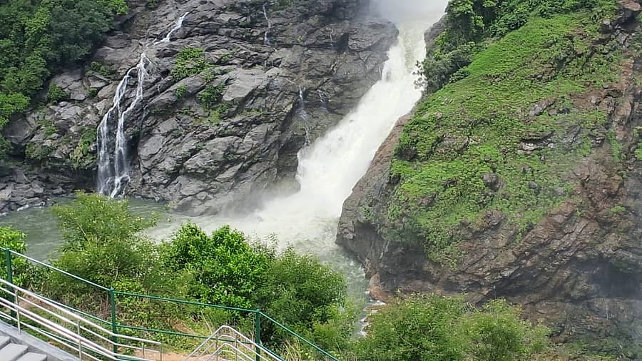 <div class="paragraphs"><p>ಮಂಡ್ಯ ಜಿಲ್ಲೆ ಮಳವಳ್ಳಿ ತಾಲ್ಲೂಕಿನ ಶಿವನಸಮುದ್ರ ಸಮೀಪ ಧುಮ್ಮಿಕ್ಕುತ್ತಿರುವ ಗಗನಚುಕ್ಕಿ ಜಲಪಾತ</p></div>