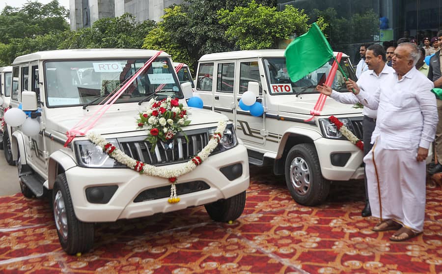 ಮಹಿಂದ್ರಾ ಬೊಲೆರೊ ವಾಹನಗಳಿಗೆ ಸಾರಿಗೆ ಸಚಿವ ರಾಮಲಿಂಗಾರೆಡ್ಡಿ ಹಸಿರು ನಿಶಾನೆ ತೋರಿಸಿ ಚಾಲನೆ ನೀಡಿದರು.
ಪ್ರಜಾವಾಣಿ ಚಿತ್ರ