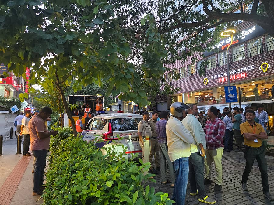 ಚರ್ಚ್‌ ಸ್ಟ್ರೀಟ್‌ನಲ್ಲಿ ಬೀದಿಬದಿ ವ್ಯಾಪಾರಿಗಳ ಸಾಮಗ್ರಿಗಳನ್ನು ಬಿಬಿಎಂಪಿ ಸಿಬ್ಬಂದಿ ವಶಕ್ಕೆ ಪಡೆದರು