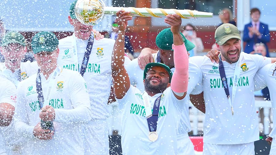 <div class="paragraphs"><p>ತೆಂಬಾ ಬವುಮಾ, ಟ್ರೋಫಿ ಎತ್ತಿದವರು</p></div>