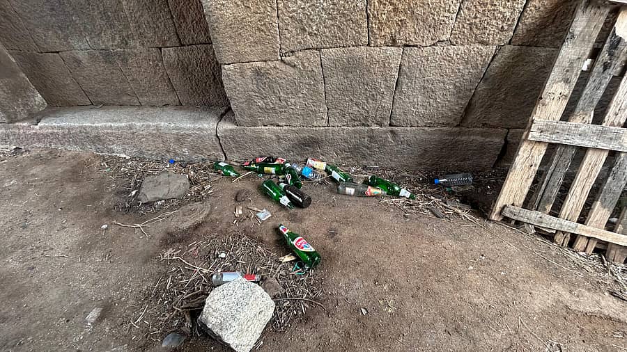 ಲಾಲ್ಕೋಟೆ ಬಾಗಿಲಿನ ಉಪ ದ್ವಾರದಲ್ಲಿ ಕಿಡಿಗೇಡಿಗಳು ಮದ್ಯದ ಬಾಟಲಿಗಳನ್ನು ಬಿಸಾಡಿರುವುದು