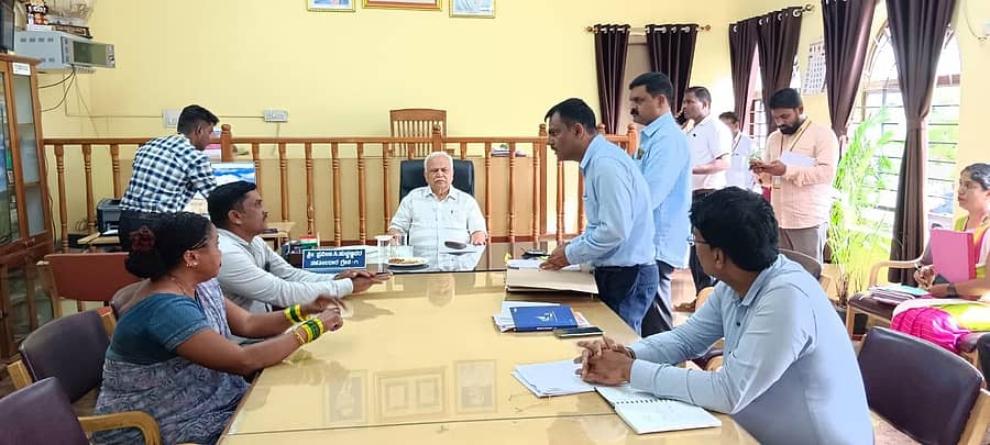 ಹಳಿಯಾಳ ತಾಲ್ಲೂಕಿನ ಬಗರ್ ಹುಕುಂ ಸಮಿತಿಯಲ್ಲಿ ಸಲ್ಲಿಸಿದ ಫಲಾನುಭವಿಗಳ ಅರ್ಜಿಗಳನ್ನು ಶಾಸಕ ಆರ್.ವಿ. ದೇಶಪಾಂಡೆ ಪರಿಶೀಲಿಸಿ ಮಂಜೂರಾತಿ ಆದೇಶ ನೀಡಿದರು. ಹಳಿಯಾಳ ತಹಶೀಲ್ದಾರ್ ಪ್ರವೀಣ್ ಹುಚ್ಚಣ್ಣವರ, ದಾಂಡೇಲಿಯ ಶೈಲೇಶ ಪರಮಾನಂದ, ಜೋಯಿಡಾದ ಮಂಜುನಾಥ ಮುನ್ನೊಳ್ಳಿ, ಬಗರ ಹುಕುಂ ಸಮಿತಿಯ ಸದಸ್ಯರು ಪಾಲ್ಗೊಂಡಿದ್ದರು