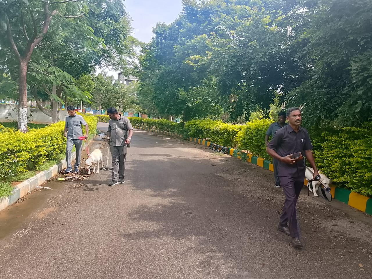 ಮೈಸೂರಿನ ಬನ್ನೂರು ರಸ್ತೆಯಲ್ಲಿರುವ ಜ್ಞಾನಸರೋವರ ವಸತಿ ಶಾಲೆಯಲ್ಲಿ ಶ್ವಾನ ದಳದ ಸಿಬ್ಬಂದಿ ಪರಿಶೀಲನೆ ನಡೆಸಿದರು