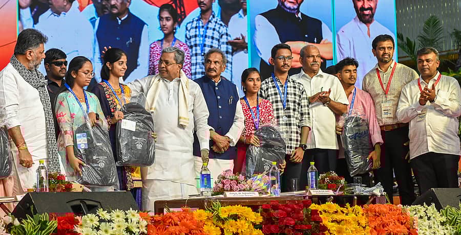ಕೆಪಿಟಿಸಿಎಲ್‌ ನೌಕರರ ಸಂಘದ ವಜ್ರ ಮಹೋತ್ಸವದಲ್ಲಿ ಸಿದ್ದರಾಮಯ್ಯ ಅವರು, ಎಸ್‌ಎಸ್ಎಲ್‌ಸಿ ಮತ್ತು ಪಿಯುಸಿಯಲ್ಲಿ ಅತಿಹೆಚ್ಚು ಅಂಕ ಪಡೆದ ಸಂಘದ ಸದಸ್ಯರ ಮಕ್ಕಳಿಗೆ ಪ್ರತಿಭಾ ಪುರಸ್ಕಾರ ನೀಡಿ ಗೌರವಿಸಿದರು. ಡಿ.ಕೆ. ಶಿವಕುಮಾರ್, ಕೆ.ಜೆ. ಜಾರ್ಜ್, ಕ್ರೆಡಲ್ ಅಧ್ಯಕ್ಷ ಟಿ. ಡಿ. ರಾಜೇಗೌಡ ಮತ್ತು ಸಂಘದ ಅಧ್ಯಕ್ಷ ಕೆ. ಬಲರಾಮ್ ಉಪಸ್ಥಿತರಿದ್ದರು –ಪ್ರಜಾವಾಣಿ ಚಿತ್ರ