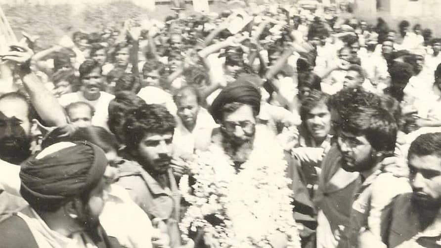 <div class="paragraphs"><p>ಗೌರಿಬಿದನೂರು ತಾಲ್ಲೂಕಿನ ಅಲೀಪುರಕ್ಕೆ ಇರಾನ್ ಪರಮೋಚ್ಚ ನಾಯಕ ಅಯಾತೊಲ್ಲಾ ಅಲಿ ಖಮೇನಿ 1986ರಲ್ಲಿ ಭೇಟಿ ನೀಡಿದ ಸಂದರ್ಭದಲ್ಲಿ ಸೆರೆ ಹಿಡಿದ ಚಿತ್ರ (ಸಂಗ್ರಹ ಚಿತ್ರ)</p></div>