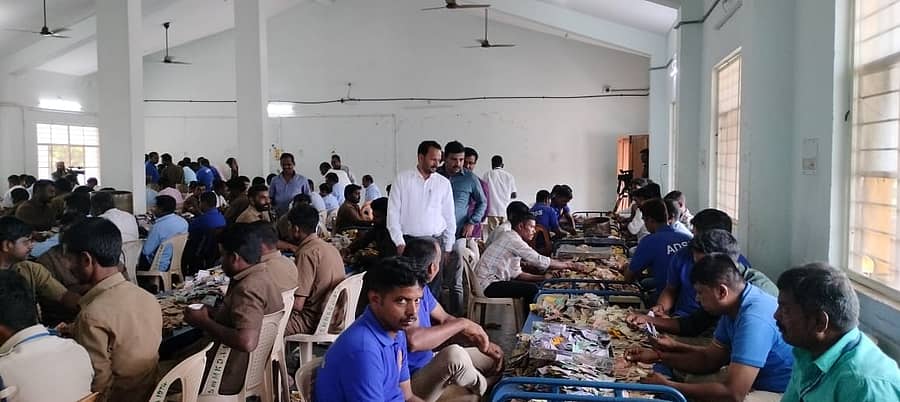 ಹುಂಡಿ ಹಣ ಎಣಿಕೆ ಮಾಡುತ್ತಿರುವ ಪ್ರಾಧಿಕಾರದ ಸಿಬ್ಬಂದಿ
