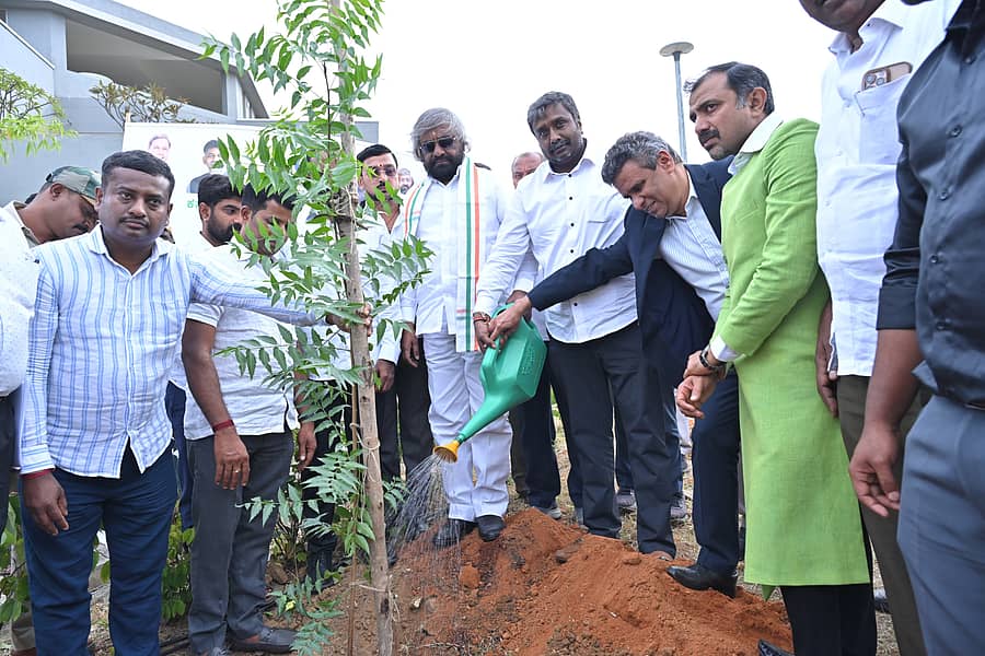 ರಾಜ್ಯ ಜೈವಿಕ ಇಂಧನ ಅಭಿವೃದ್ದಿ ಮಂಡಳಿಯ ವತಿಯಿಂದ ಆಯೋಜಿಸಿದ್ದ ಪರಿಸರ ದಿನಾಚರಣೆ ಕಾರ್ಯಕ್ರಮದಲ್ಲಿ ಈಶ್ವರ ಖಂಡ್ರೆ ಸಸಿ ನೆಟ್ಟರು